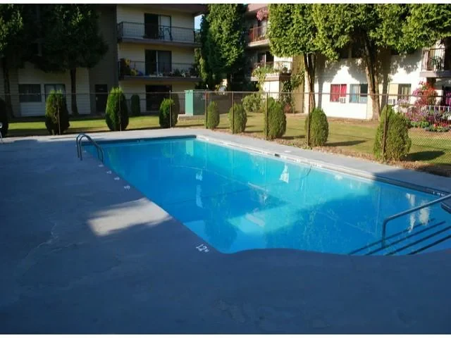 saltonexterior-pool2